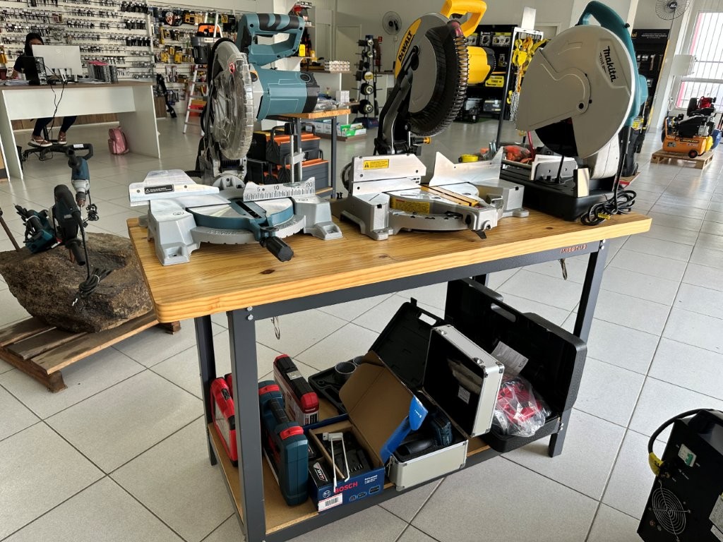 Interior da loja com serras DeWalt, Makita e Bosch